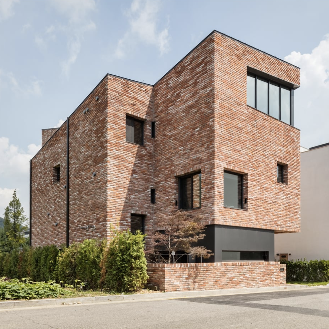 Houses made of bricks. Здание кирпич архитектура Sheldon Group. Кирпич БРИК Хаус. Сомерсет Хаус фасад. Кирпичные фасады Скуратов.