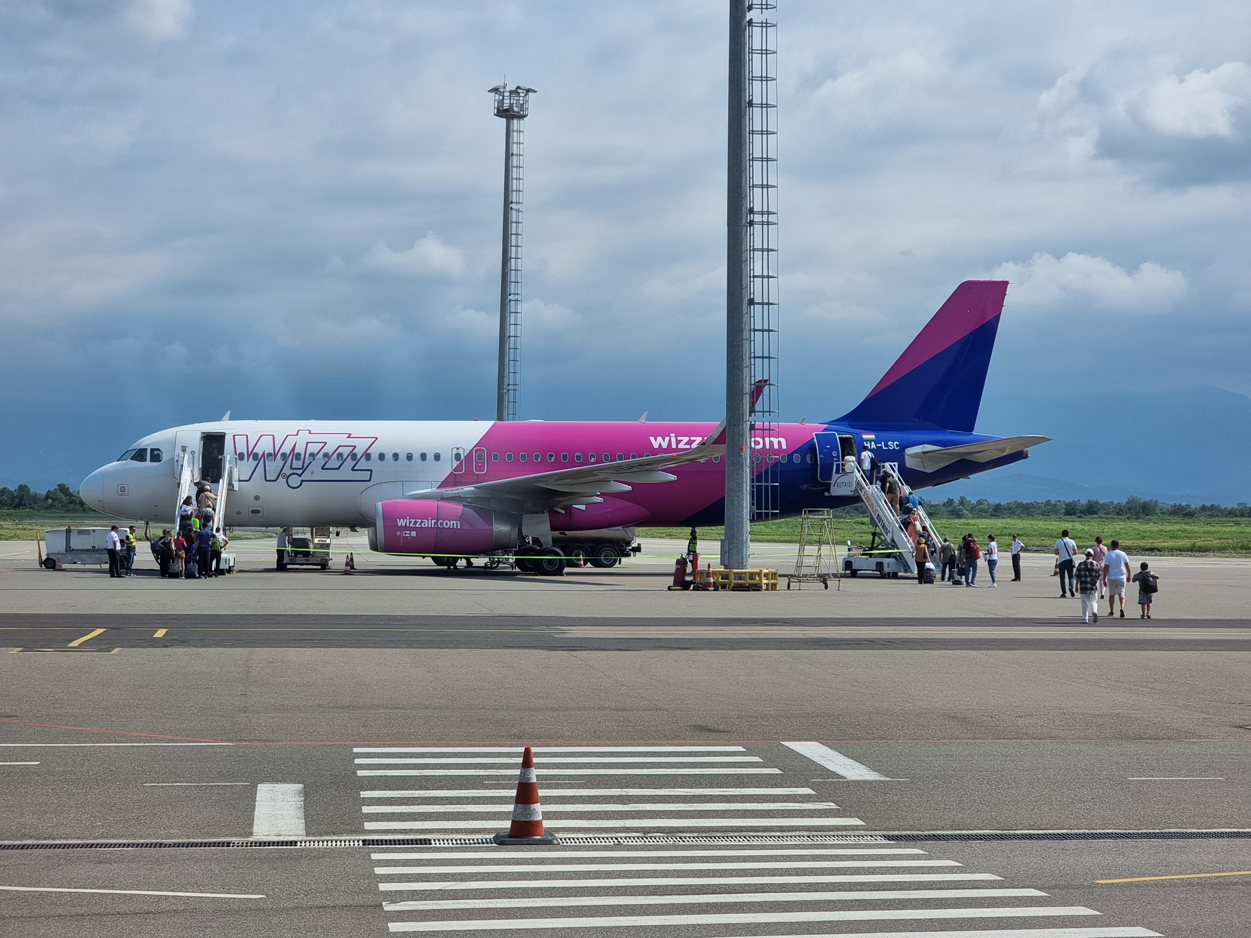 Прямые рейсы в кутаиси. Международный аэропорт Кутаиси. Wizz Air авиакомпания. Аэропорт Кутаиси рейсы.