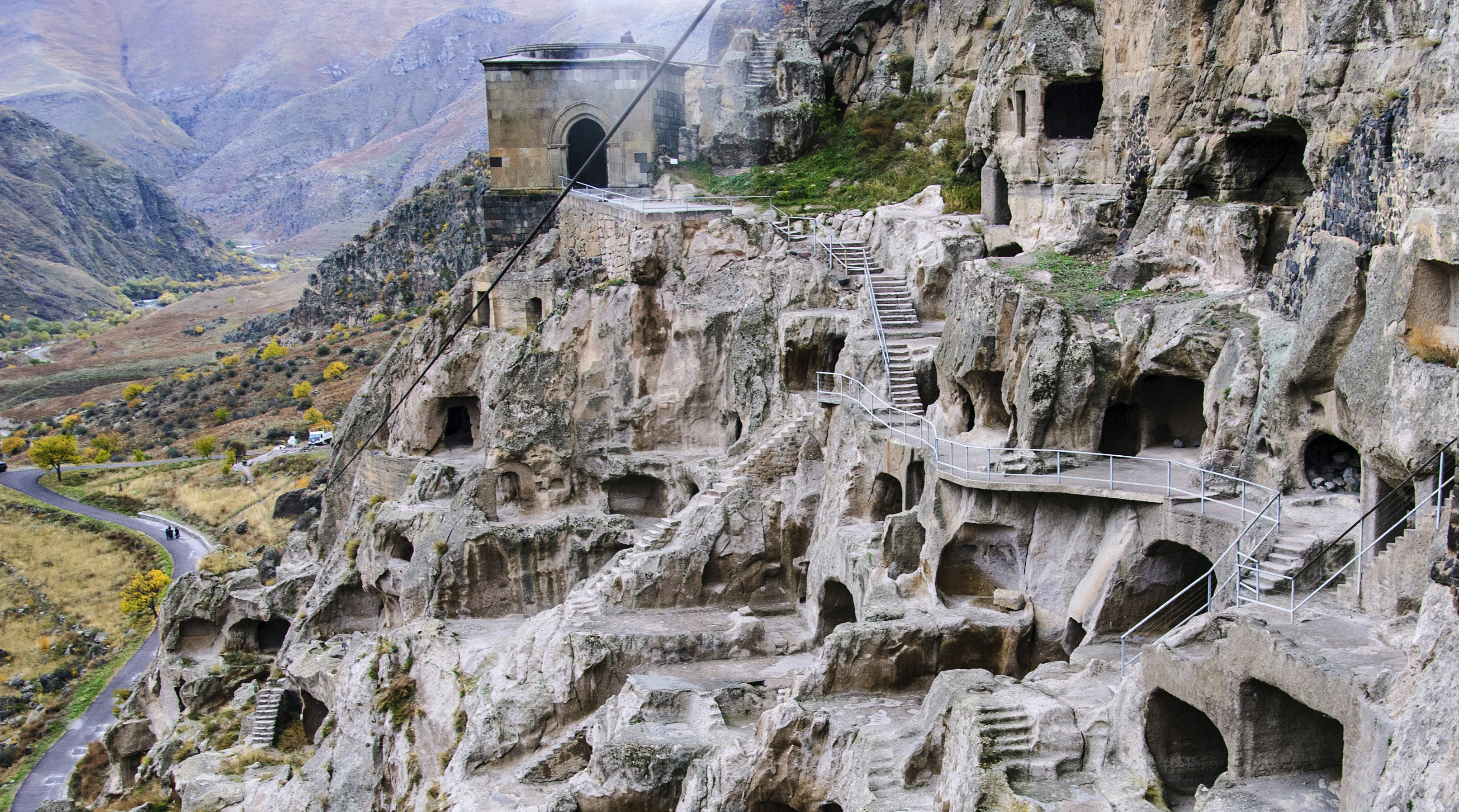 Вардзиа. Пещерный монастырь Вардзия. Грузия пещерный монастырь Вардзиа. Вардзия пещерный монастырский комплекс Грузия. Вардзия пещерный город в Грузии.